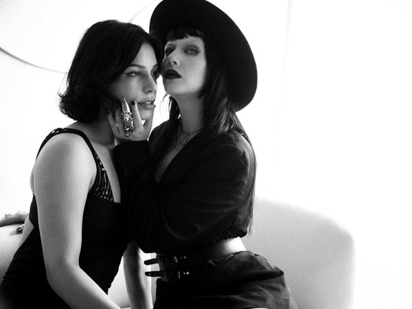 Comment porter des bottines lacées avec une jupe midi pour un look professionnel?