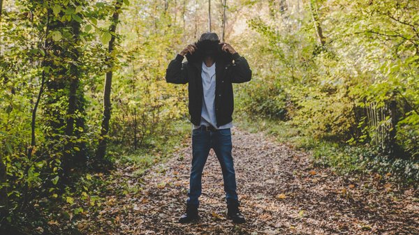 Quelles astuces pour choisir un manteau élégant adapté à une météo capricieuse?